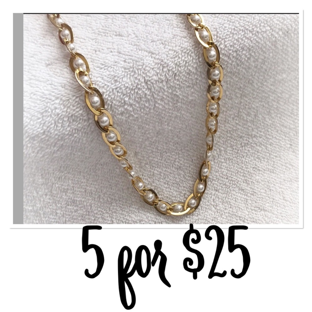 🚨CLOSET CLOSING🚨 Vintage Cut Out Gold with Pearls Necklace